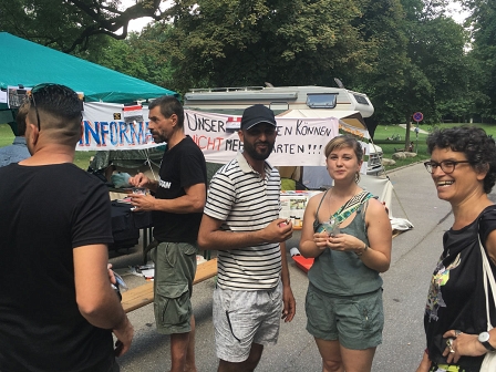 Flüchtlinge und GrazerInnentreffen sich beim Refugees Protest Camp am Grazer Parkring am Rand des Stadtparks