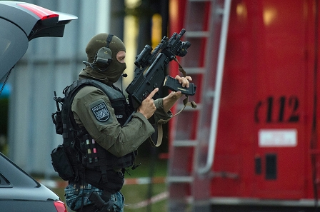 Polizist in München mit Spezialausrüstung