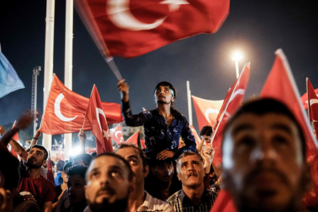 Demonstranten mit Türkei-Fahnen