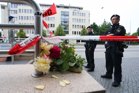 Blumen werden niedergelegt, Trauer in München