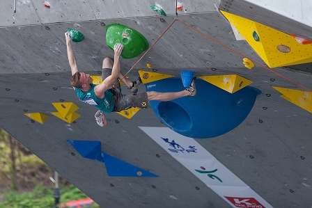 Jakob Schubert in der Kletterwand