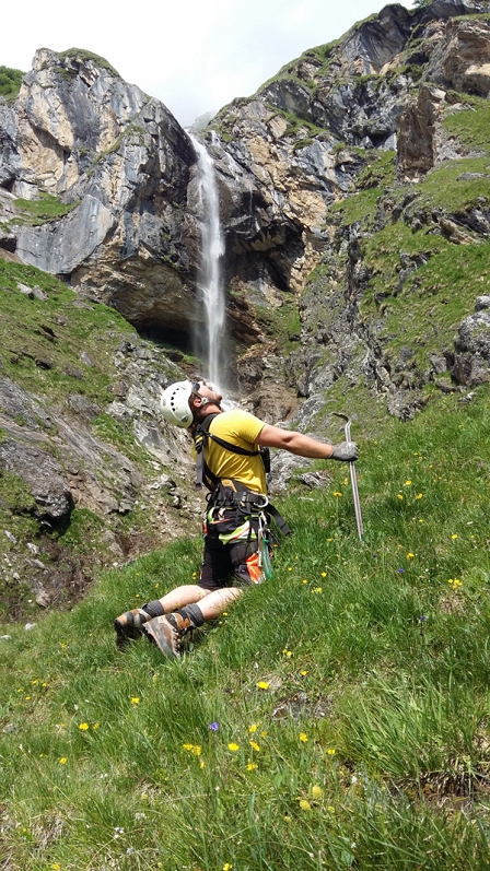 wasserfall scheint bergsteiger in den mund zu fließen