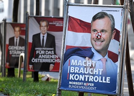 Verschandelte Wahlplakate von Norbert Hofer und Alexander van der Bellen