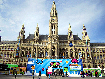 Wiener Rathaus und Haupteingang der Game City