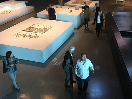 Ai Weiwei geht mit Peter Pakesch und gefolgt von einem Kamerateam des ORF durch die Ausstellung "Geknetetes Wissen" im Kunsthaus Graz