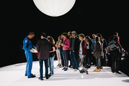 Chris Hadfield beim Autogramme-Geben.