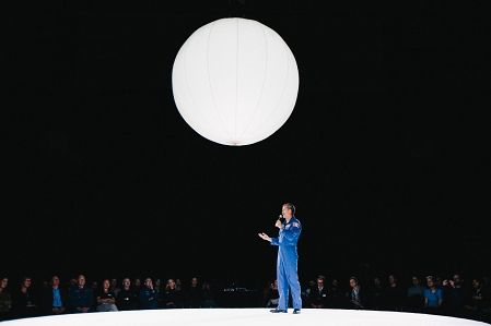 Chris Hadfield bei seinem Vortrag in der Tabakfabrik Linz.