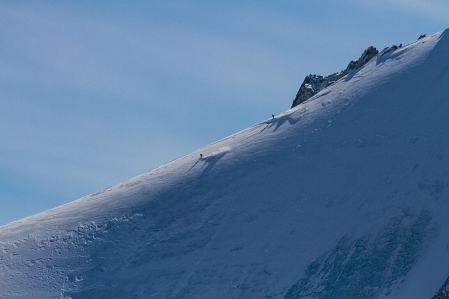 Zwei Skifahrer auf der Abfahrt