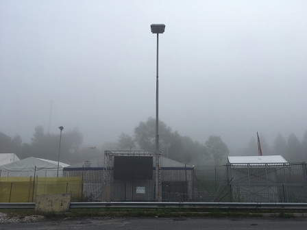 Der Grenzübergang in Spielfeld Mitte Oktober 2016: Hinter Zäunen stehen leere Zelte und die digitale Anzeigentafel zum Leitsystem für Geflüchtete ist ausgeschaltet