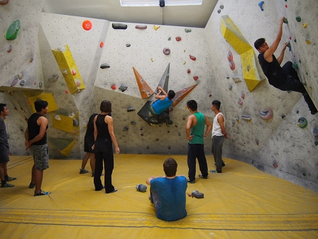 Menschen beim Bouldern