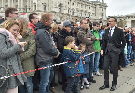 Bundeskanzler Christian Kern begrüßt Besucher am Heldenplatz zum Nationalfeiertag