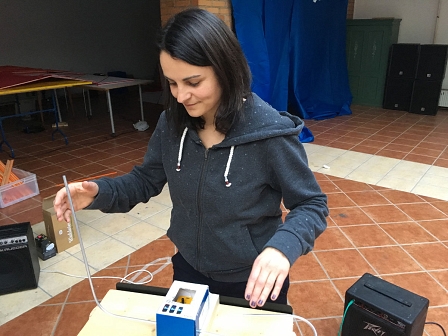 Eine junge Frau spielt Theremin