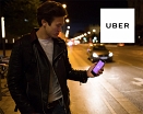 Uber User am Straßenrand