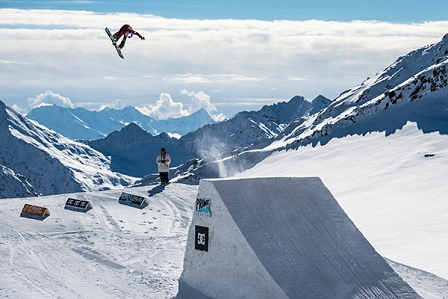 Anna Gasser springt über eine Schanze