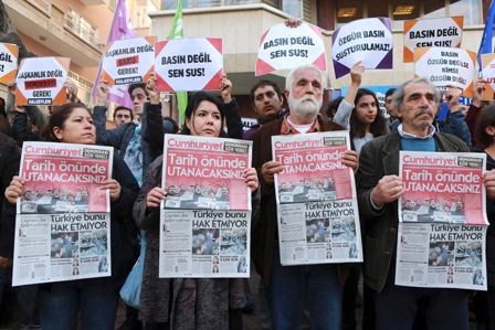 Demonstranten in Ankara mit letzter Ausgabe der Zeitung Cumhuriyet.
