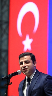 Selahattin Demirtas spricht durch Mikrofon