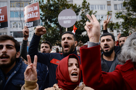 Demo in Istanbul "Nein zu den Verhaftungen"-Transparente