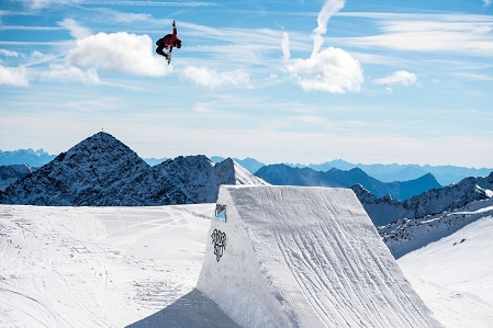 Philipp Kundratitz springt über eine Schanze