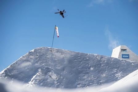 Gus Kenworthy springt über eine Schanze