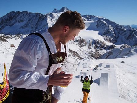 Gus Kenworthy mit einer leeren Maß Bier im Funpark