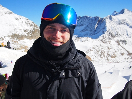 Gus Kenworthy in Schimontur vor einem Snowpark