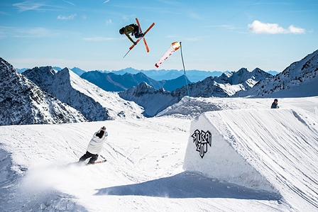 Freeskier springt über Schanze