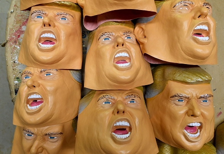 © APA/AFP/TOSHIFUMI KITAMURA Trump-Masken