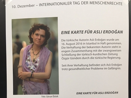 Aufruf, Asli Erdogan eine Postkarte zu schicken