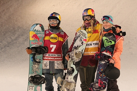 Miyabi Onitsuka, Anna Gasser und Katie Ormerod mit Snowboards