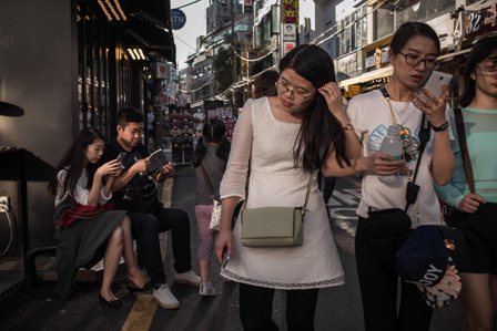 Menschen in Südkorea mit Smartphones