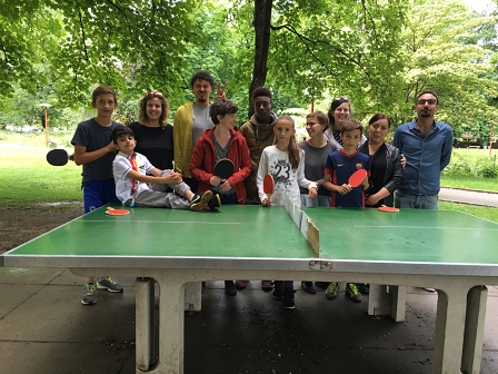 Maria Reiner und eine Rundgangerl-Runde im Sommer beim Tischtennistisch im Grazer Volksgarten