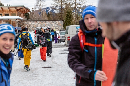 Eine Gruppe SplitboarderInnen