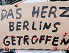 Schild mit der Aufschrift: "Das Herz Berlins getroffen"