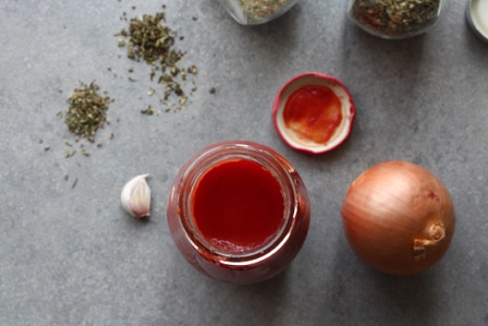 tomatensauce, zwiebel, gewürze
