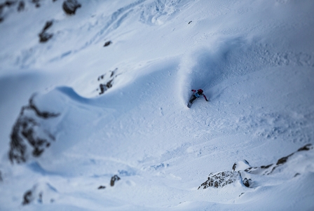 Snowboarder fährt einen Turn