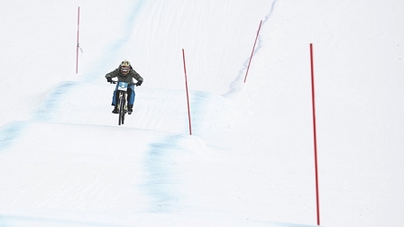 Mountainbiker auf Schnee