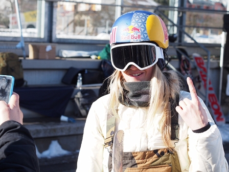 Anna Gasser hält den Finger nach oben