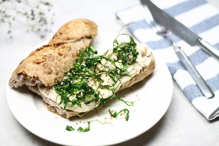 Weißes Bohnenmus Sandwich mit Ruccola