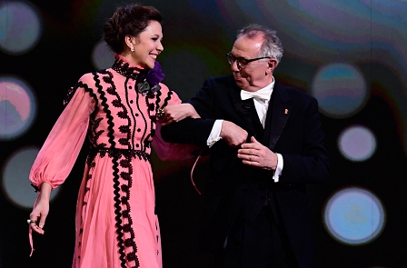 Schauspielerin Maggie Gyllenhaal und Berlinale Director Dieter Kosslick bei der Eröffnung der Berlinale