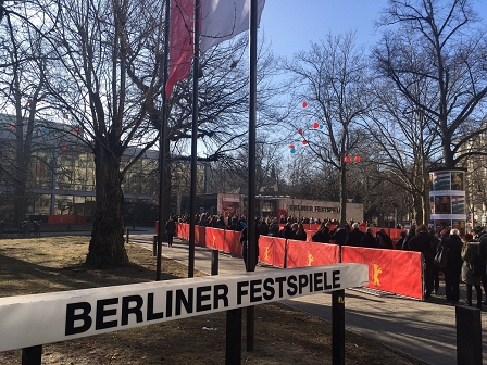 Haus der Berliner Festspiele und eine sehr lange Schlange wartender Menschen vor der Vormittagsvorstellung bei der Berlinale