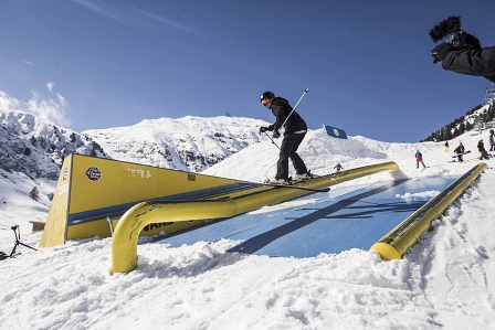 Freeskierin auf einem Rail