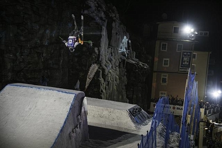 Jeremy Pancras macht einen Backflip