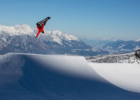 Werni Stock mit einem Snowboard Trick