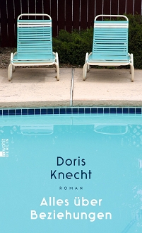 Zwei Liegen an einem Pool sind am Cover zu Doris Knechts neuem Roman "Alles über Beziehungen"