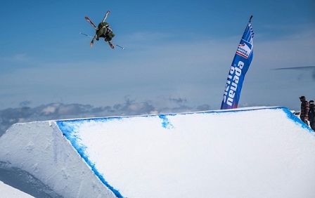 Ski Slopestyle springt über Schanze