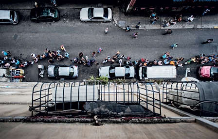 Schlange vor Supermarkt in Venezuela.