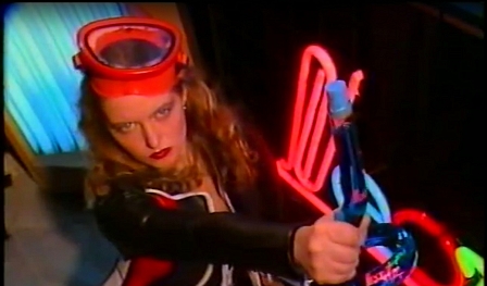 Frau mit einer Skibrille - Filmstill aus "Neon-Mix"