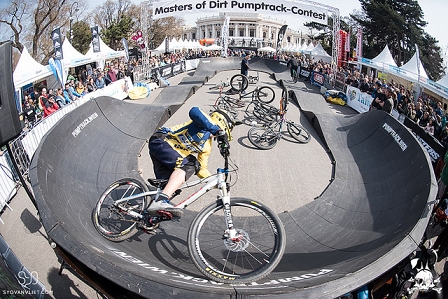 Radfahrer in Pumptrack Steilkurve