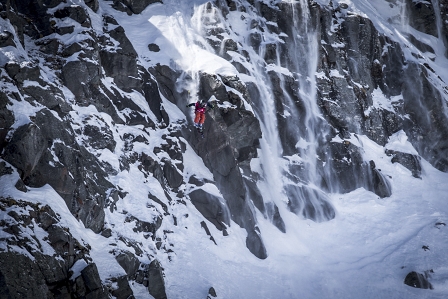 Freerider springt über Klippen