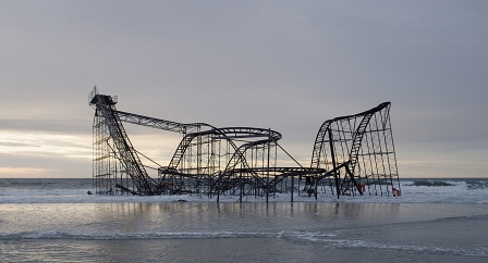 Verkommenes Gerüst im Meer in Ufernähe. Es schaut aus wie eine einstige Hochschaubahn. Filmstill aus Nikolaus Geyrhalters Doku "Homo Sapiens".